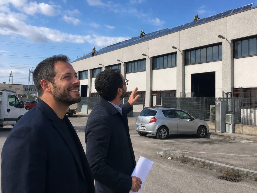 Installazione di un impianto fotovoltaico su un capannone aziendale, sopralluogo con il cliente